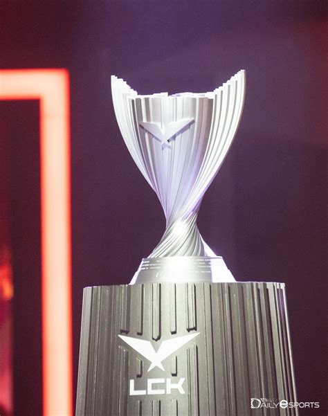 [포토] 무대 가운데 설치된 LCK 우승 트로피