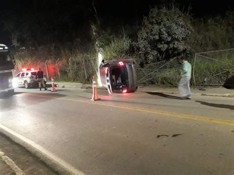 Itabirito condutora perde controle do carro e veículo tomba perto do