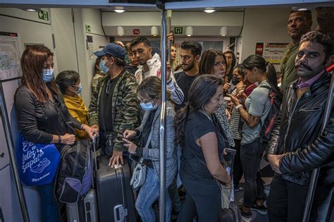 Aglomeraciones Y Retrasos En La Huelga De Renfe Fotos