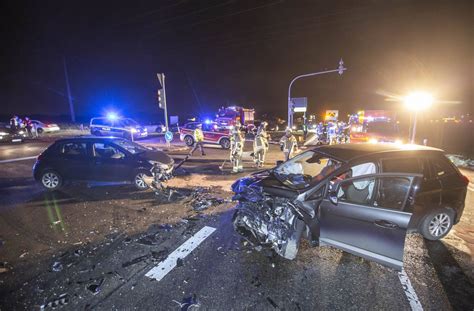 Unfall Auf Der Kreuzung Drei Schwerverletzte