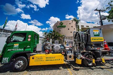 Cami N El Ctrico En Brasil Transporta Combustible Para Aviones