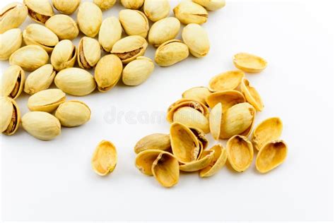 Nueces De Pistachos Asadas Aisladas En Un Fondo Blanco Imagen De