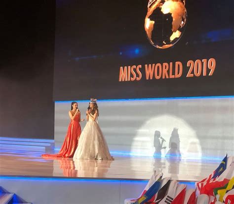 Không thi bikini Miss World cho dàn thí sinh cosplay siêu nhân điện quang trong phần công bố