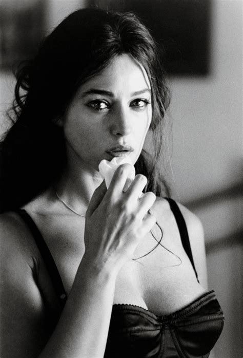 Monica Bellucci Sexy a sus 46 años y con muy poca ropa posando para su