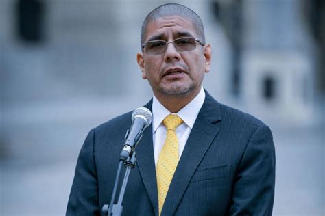 Ministro Dimitri Senmache A La Pnp “si Un Delincuente Levanta Un Arma