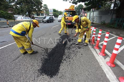 PERBAIKAN JALAN RUSAK JAKARTA ANTARA Foto