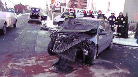 Wypadek w Pyrzowicach Renault zmiażdżone w zderzeniu z Transitem