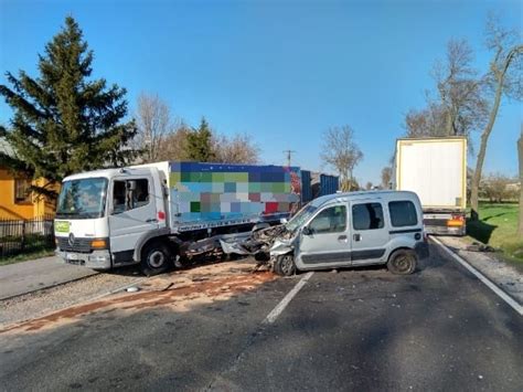 Wypadek w Moskorzewie Dwie osoby ranne krajowa trasa była całkowicie