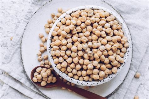 Garbanzos Crudos En Un Bol Las Garbanzas Son Alimentos Nutritivos