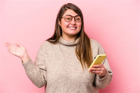 Jovem Mulher Caucasiana Excesso De Peso Segurando Um Telefone