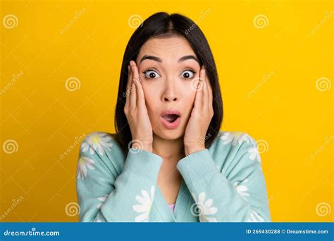 Photo Portrait Of Shocked Omg Reaction Open Mouth Girl Chinese Person Touch Cheeks Unexpected