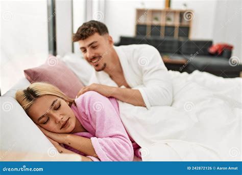 Man Wakker Wordt Zijn Vriendin Die Thuis Op Bed Ligt Stock Foto Image