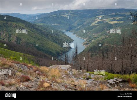 R Servoir D Eau Pr S De Grandas De Salime Beau Paysage Le Long Du