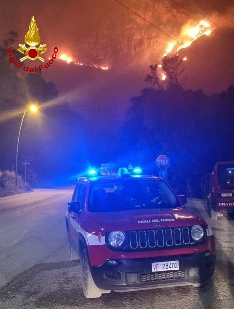 Incendio Su Monte Inici A Castellamare Del Golfo Vigili Del Fuoco A