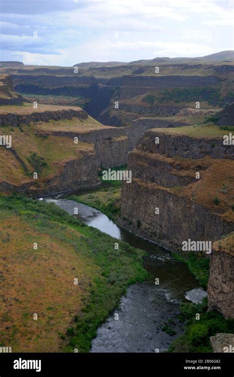 USA, WASHINGTON STATE, PALOUSE FALLS STATE PARK, VIEW OF PALOUSE RIVER CANYON SHOWING EROSION OF ...