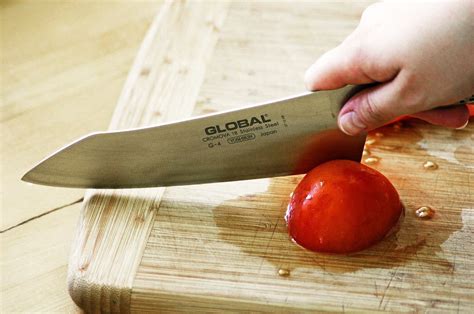 How To Cut Tomatoes The Right Way Food Hacks Wonderhowto