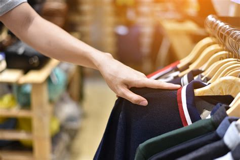 Jóvenes Hombres Guapos Comprando En El Centro Comercial De Moda