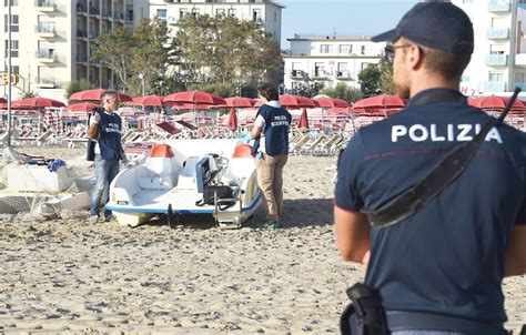 Stupro A Rimini Studentessa Violentata In Spiaggia Vicino Al Porto