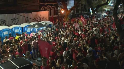 Eleitores Comemoram A Vitória De Lula Em Porto Alegre Esperança