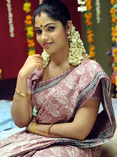 Actress Muktha Hot Photos In Saree Veethi