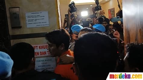 Foto Penampakan Rizky Billar Tertunduk Pakai Baju Tahanan Masker