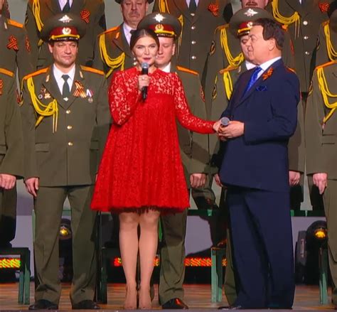 Родила царица в ночь. Не то сына, не то дочь — Общество