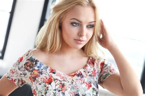 Belle Femme Blonde Avec Une Robe Fleurs Photo Gratuite