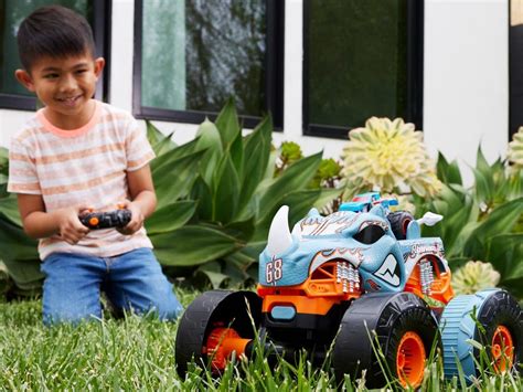 Hot Wheels Monster Trucks HW dálkově ovládaný kabriolet Rhinomite s hračkou Race Ace truck