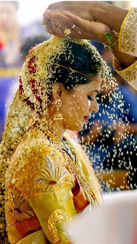 Indian Marriage Ritualsलग्नात वधू वराच्या डोक्यावर अक्षता का टाकतात