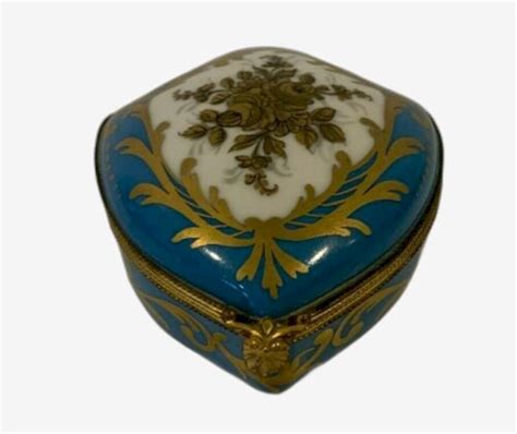 Boite a pilules en porcelaine polychrome dans le gout de Sèvres XX