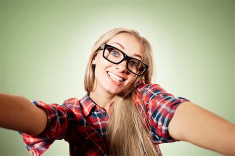 Jeune Femme Blonde Prenant Selfie Photo Gratuite