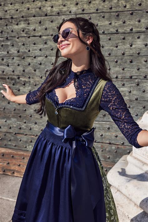 Dirndlbluse Amore Italiano in blau im Krüger Dirndl Online Shop