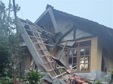 Gempa Bumi Di Bogor Rumah Di Pamijahan Rusak Ringan Hingga Berat