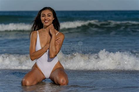 Precioso Bikini De Raza Mixta Modelo Posando Al Aire Libre En Una Playa