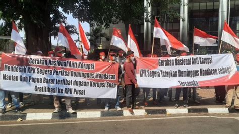 Aksi Damai Gerakan Nasional Anti Korupsi Desak Kpk Panggil Dominggus Mandacan