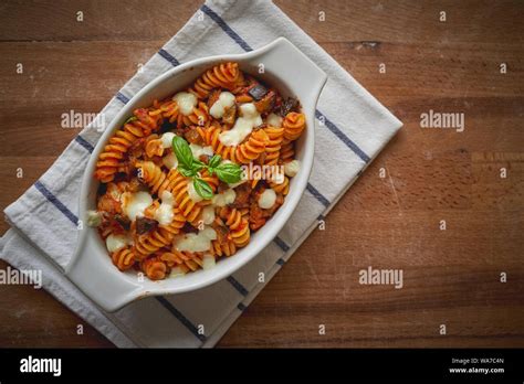 Un Plat De Pâtes Fusilli Alla Norma Un Plat Composé De Sicilienne