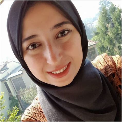 نجومية عالمية في 24 ساعة.. قصة رسامة المشاهير المصرية | Laha Magazine