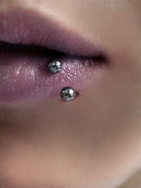 Piercing En El Labio Superior Mujer Labios Tatuados Letra