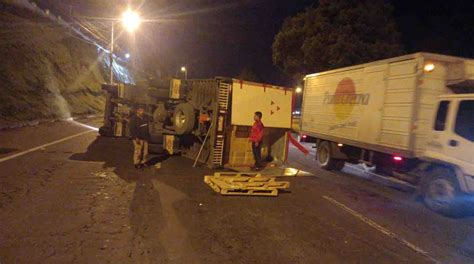 Camión de carga se volcó en la av Simón Bolívar en Quito El Comercio