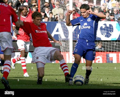 L R Charlton Athletics Hermann Hreidarsson Challenges Evertons Tim