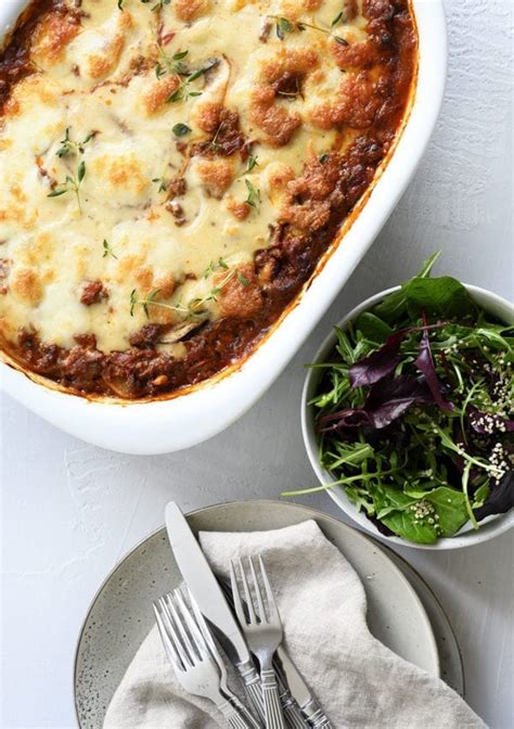 Moussaka med kartofler og aubergine opskrift på den klassiske ret