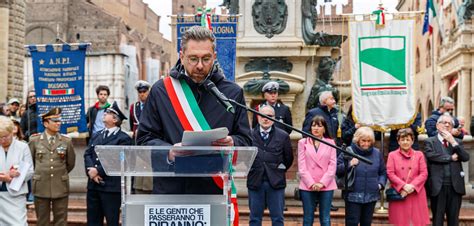 La Festa Del 25 Aprile In Piazza Bernini E Bignami Applausi E Niente