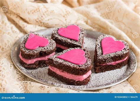 Mini Naked Chocolate Cakes Con Los Corazones Del Amor Foto De Archivo