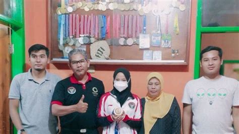 Kisah Siti Aisah Asal Kbb Ibu Peraih Medali Olimpiade Anaknya Raih