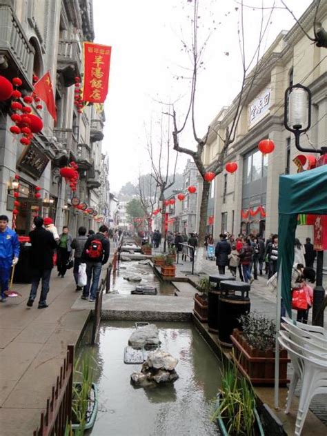 qing hefang jie hangzhous  style shopping street visions  travel