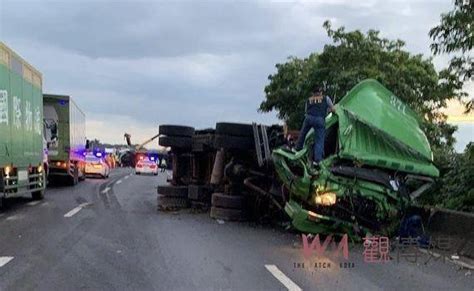 國1新營段嚴重車禍 大車翻覆釀追撞1死2傷 觀傳媒 Line Today