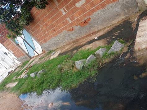 Esgoto invade rua e moradores ficam na Bronca no bairro São Jorge