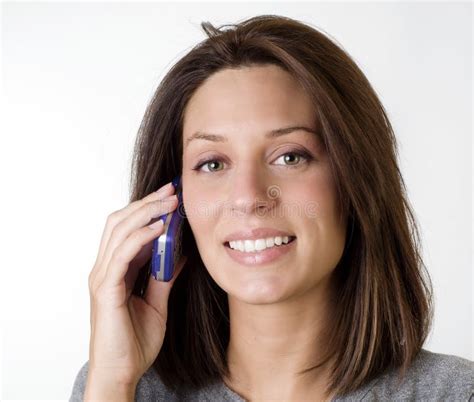 Mujer Joven Que Habla En El Teléfono Celular Foto de archivo Imagen