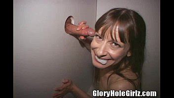 Esposa divorciada chupando pollas a extraños XVIDEOS