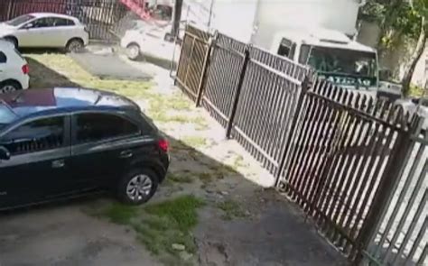 VÍDEO Caminhão é atingido na traseira e arrasta quatro carros em